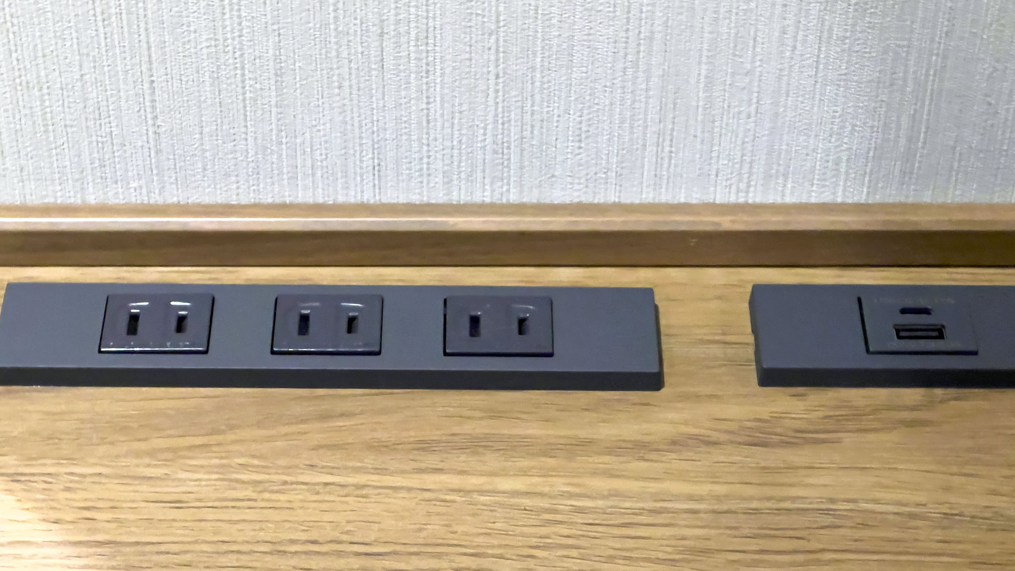 シングルルーム　パソコンやスマートフォンに使える電源コンセント・USBジャックなどあります